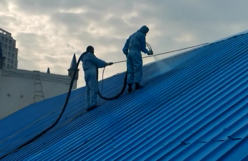 彩鋼瓦房保溫噴涂性價比優選，京華邦威聚氨酯噴涂設備廠家！